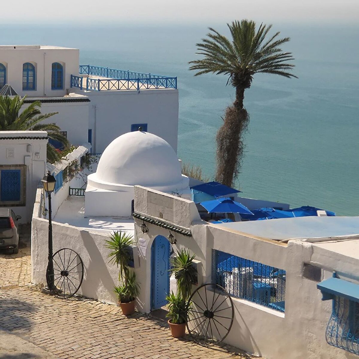 📎 3 tokmağın da tabii bir sebebi var: Bu üç kapı tokmağından sağdaki beylere, soldaki hanımlara ve küçük olan da çocuklara tahsis edilmiş. Bu tokmakların her biri çalındığı zaman içerden farklı tonlarda duyuluyor. Buna göre kapının kim tarafından çalındığı, kapıyı açacak kişi tarafından önceden seziliyordu ve buna göre düzen alınıyordu. Bu geleneğin Tunus’a Osmanlı döneminde girdiğini de unutmamak lazım. 🧡⠀