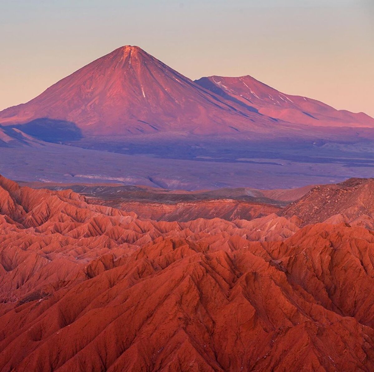 📌 And Dağları’nın eteklerinden Domeyko Dağları’nın eteklerine kadar uzanan ve kuzeyden güneye 1100 km’lik bir alana yayılan Atacama Çölü’nde, Acamarachi ve Lincancabur yanardağları da bulunuyor. 