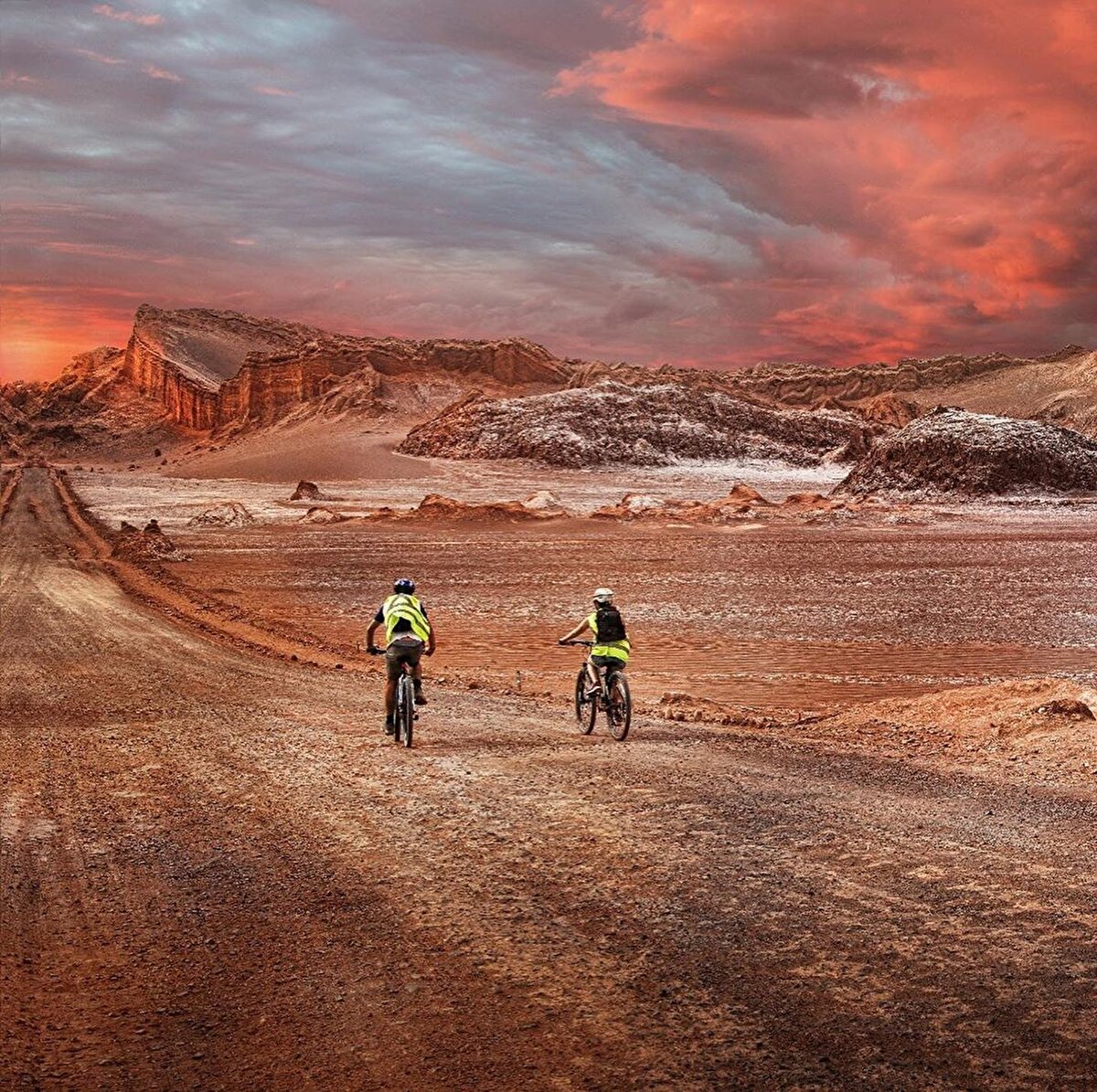🌋 NASA’ya göre Atacama’nın bazı bölgeleri yılda yalnızca 1-3 mm yağış alıyor. Bu özelliği de Atacama’ya dünyanın en kuru bölgesi olma unvanını getiriyor. Aktif yanardağları, kumlu çölleri ve sarp tepeleri Atacama’da eşsiz bir manzara oluşturuyor. Gün içerisinde 22 dereceye çıkan sıcaklık, gece -3’e kadar düşüyor. Bu nedenle de yalnızca kaktüsler ve dayanıklı otlar hayatta kalabiliyor.⠀