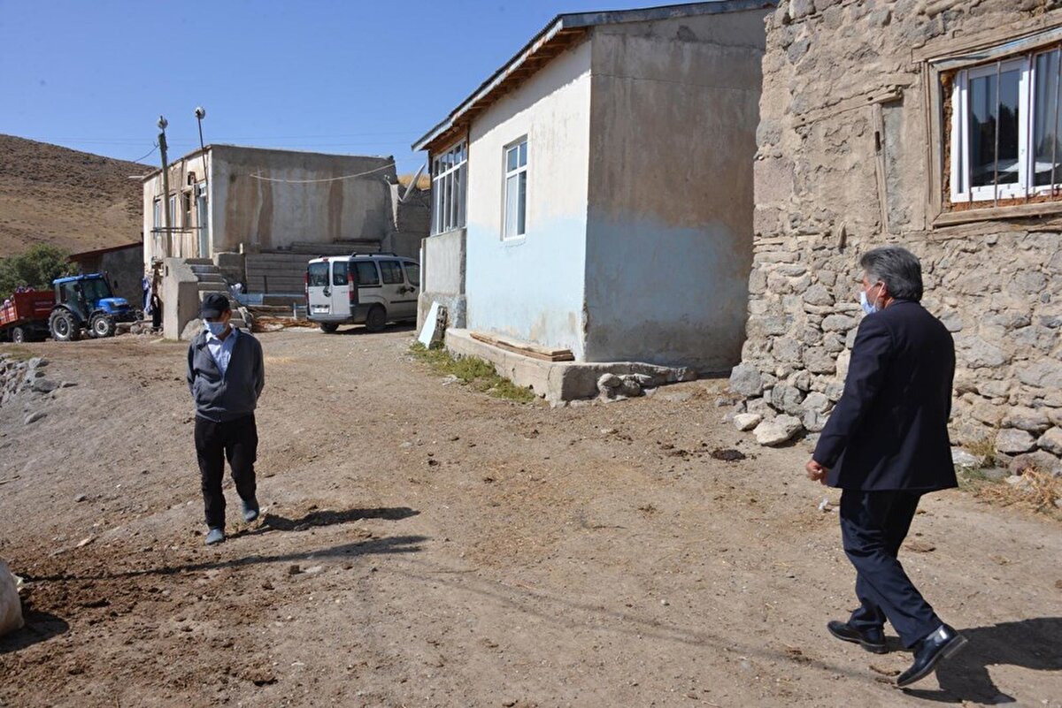Köprüköy Kaymakamlığı tarafından koronavirüs denetim heyetine alınan Muhtar İbrahim Kara, Tedbirlere uymaktan başka kurtuluş yolumuz yok. Maskesiz dışarı çıkılmayacak, hijyene dikkat edilecek ve mesafeye uyulacak. Bu konuda sadece ben değil azalar ve cami imamı da zaman zaman uyarıda bulunuyor. Tedbirlerden başka çıkış yolumuz yok. Her şeyi devlete bırakmayacağız. Aldığımız tedbirler sayesinde mahallemizde bugüne kadar virüs vakası görülmedi. Aldığımız tedbirlere halkımızda itinayla uyum sağladı. Bugüne kadar koronavirüs mahallemize girmedi, inşallah bundan sonra da giremez dedi.
