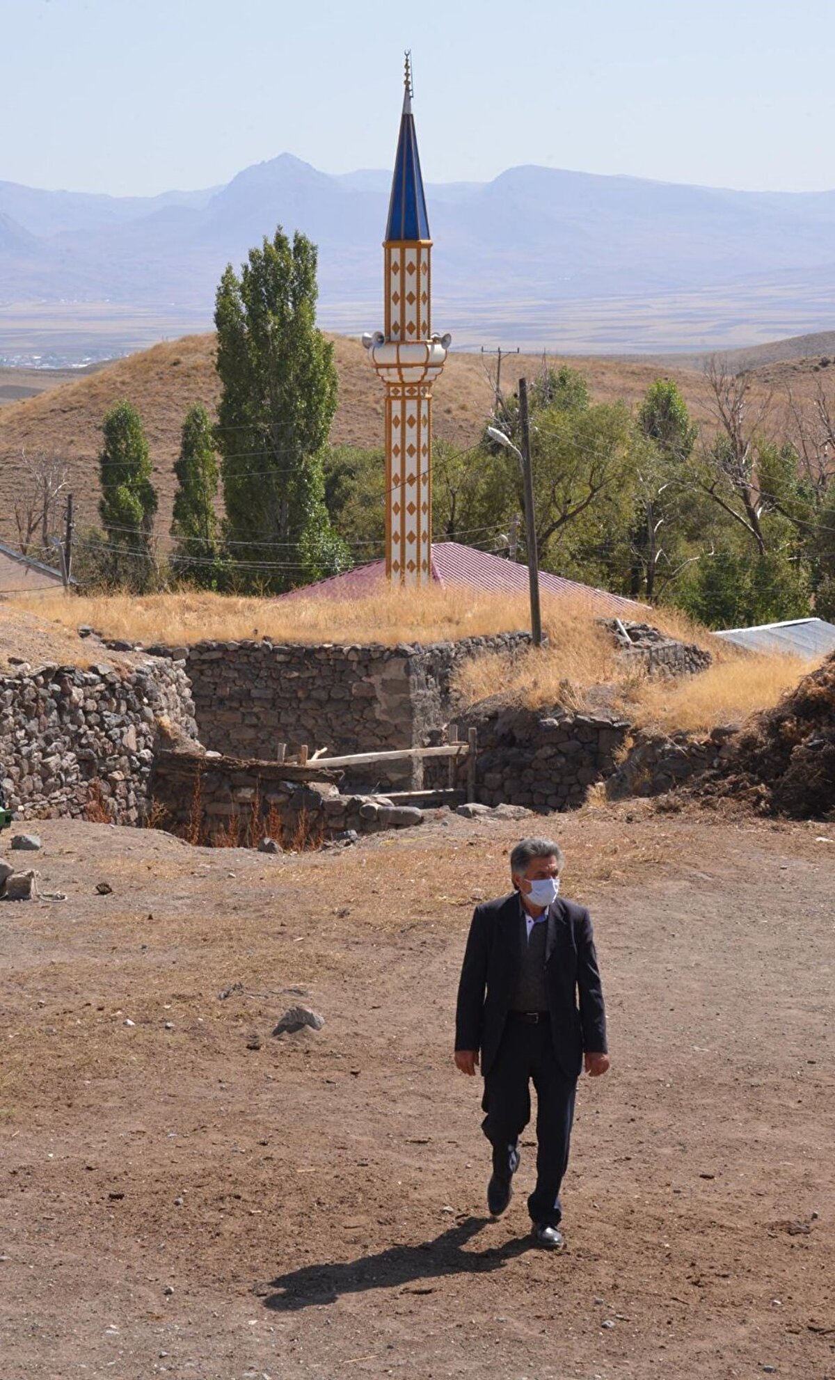 Ayrıca elinde ateş ölçer ile gezip, mahallelinin sık sık ateşini ölçüyor.