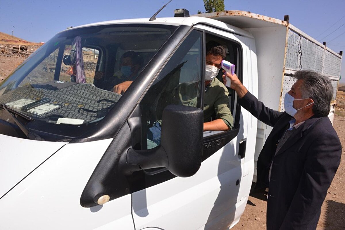 10 haneli, 85 nüfuslu mahallede Muhtar İbrahim Kara, valilik ve kaymakamlıktan gelen talimatlara uyup, yayımlanan genelgelerdeki tedbirleri birebir yerine getiriyor.