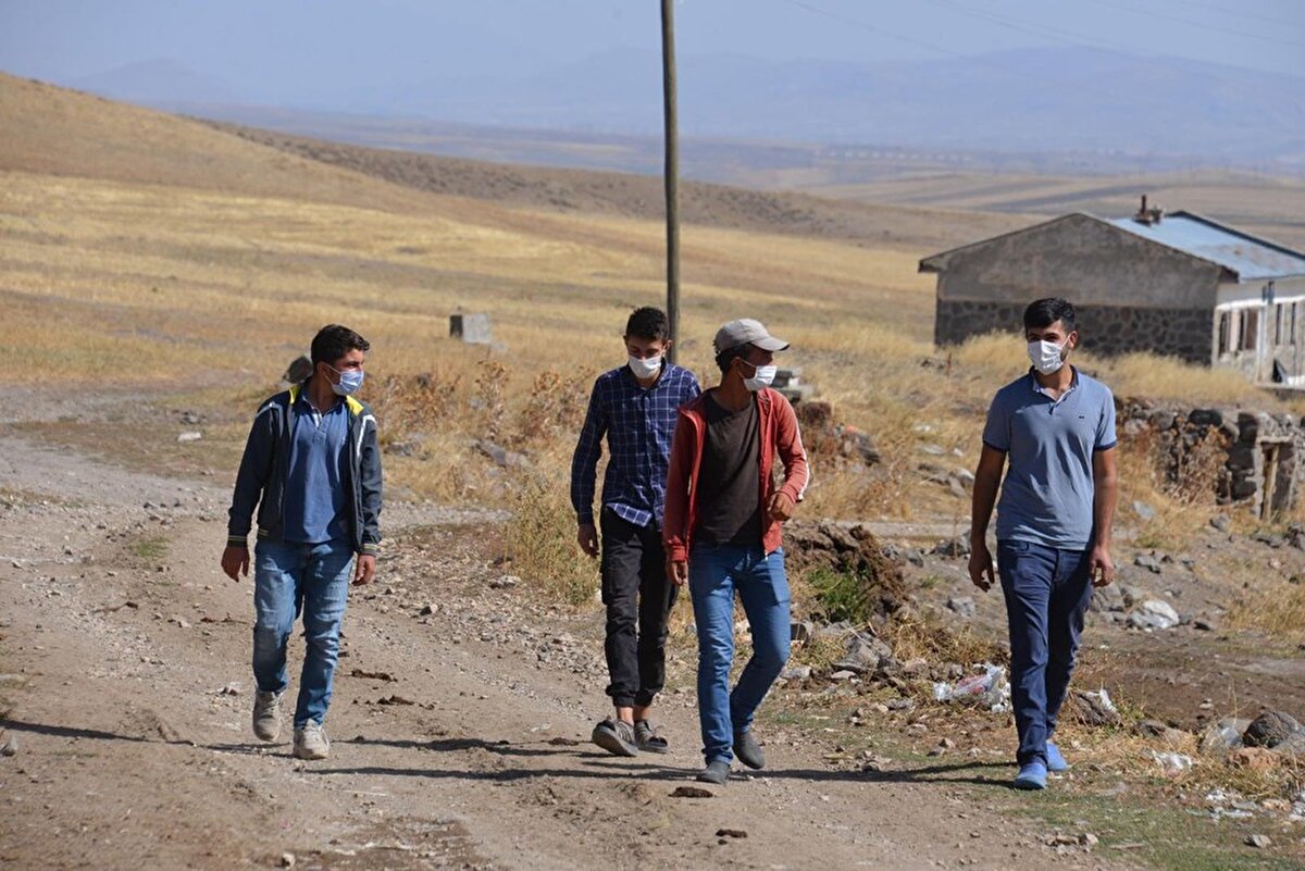Cami hoparlöründen uyarı anonsları yapan Kara, büyüklerin yanı sıra çocukların da maskesiz dışarı çıkmasına izin vermiyor.