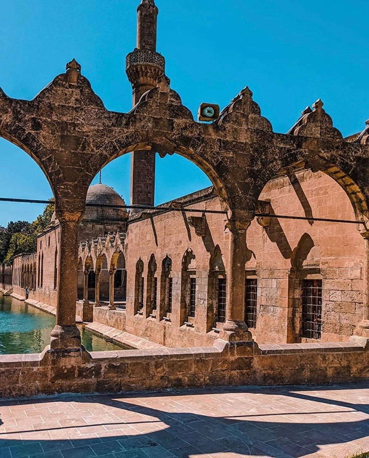 💧Şehrin ilk durağı, hakikatin “su” olarak yeryüzünde görünmesinin hikâyesi Balıklıgöl. “İnsanlık macerası” tam da düşerken burada kendini yeniden bulmuştur desek sanırım yanılmayız. Hikâyesi hepimizin malumu. 