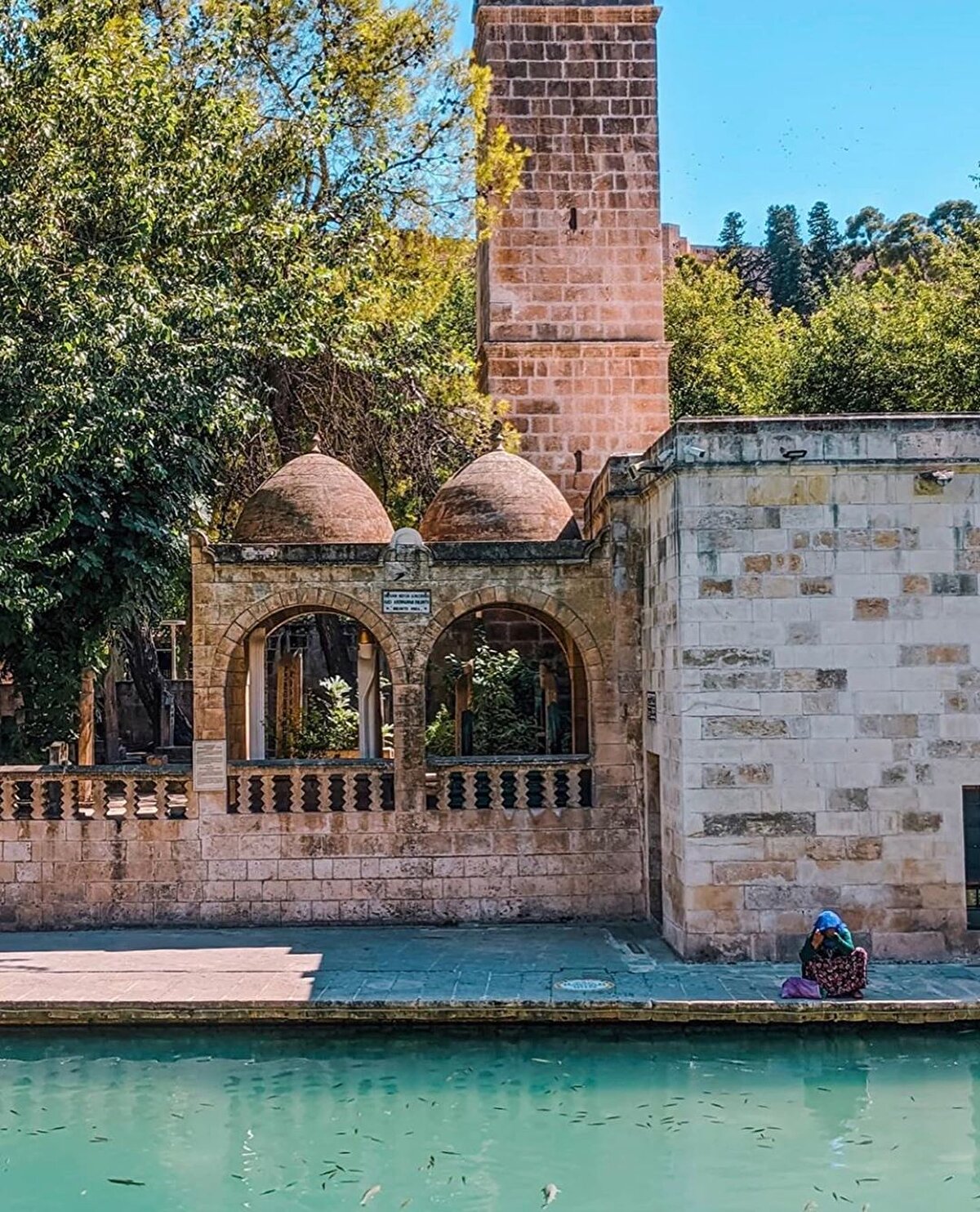 Yapının en ilgi çeken özellikleri yeşillikler içindeki Balıklıgöl’e olan avlusu ve giriş kapısı.