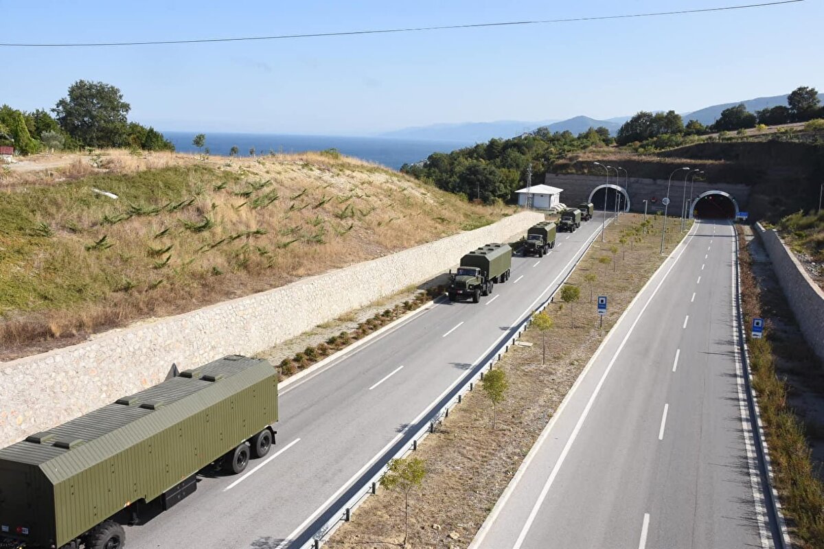 Ankara’dan yola çıktığı öğrenilen S-400 hava savunma sisteminin test için Sinop'a götürülürken yolda görüntülendi. 