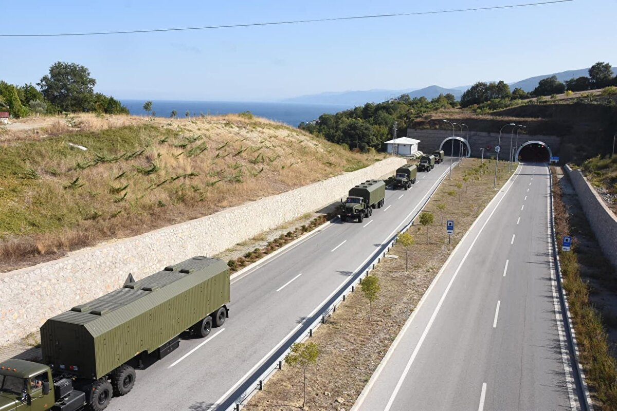 Türk Silahlı Kuvvetlerine(TSK) ait S-400'leri Samsun’dan geçerken vatandaşlar cep telefonlarıyla kaydetti.
