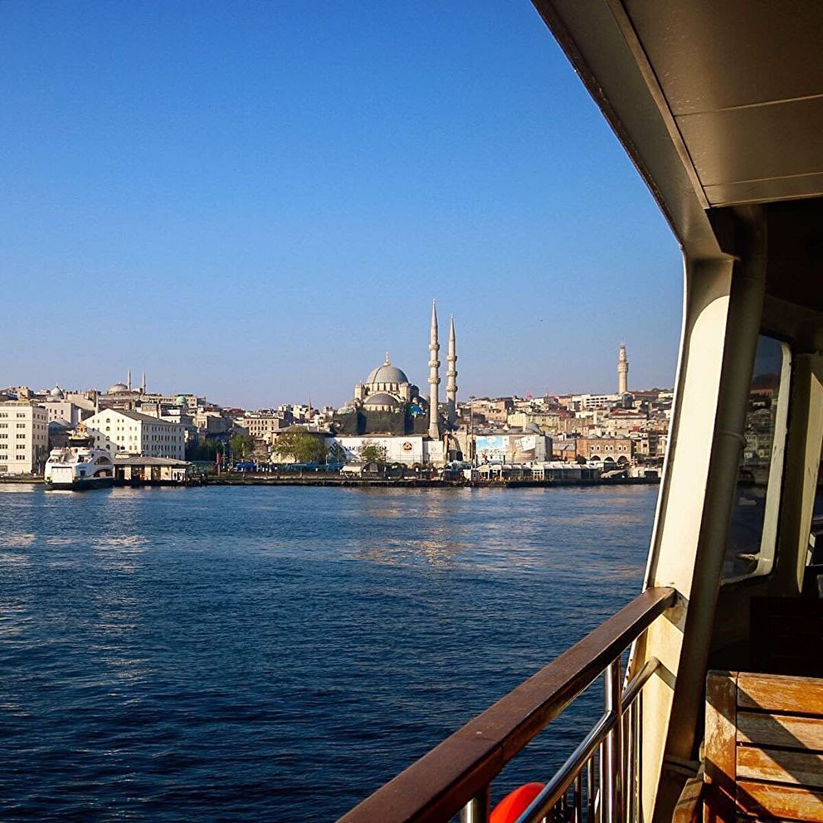 💭 Günümüzde Boğaziçi’ne verilen Bosphorus yani Öküz-İnek Geçidi ismi de aslında bu mitolojik efsaneye dayanmaktadır. Aynı şekilde Haliç’e verilen Golden Horn yani Altın Boynuz ismi de inek formuna çevrilen İo’nun altın rengine benzer boynuzlarından geldiği bilinmektedir. Daha sonra Keroessa Poseiodon ile birlikte olmuş ve Byzas adında bir çocuk dünyaya getirmiştir. ⠀