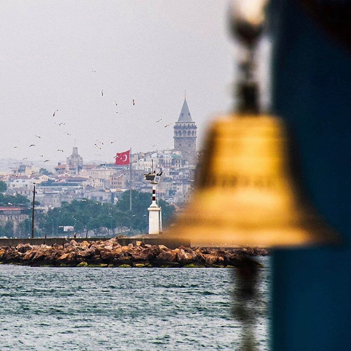 📜 Yapılan son araştırmalara göre şehrin yerleşim tarihi yaklaşık 8.500 yıl öncesine Neolotik Çağ’a kadar uzanıyor. Yazılı kaynaklarda ise şehrin, insanlığın başlangıcından itibaren yerleşime açık olan bir konuma sahip olduğu anlatılır. Yarımada üzerindeki şehrin sağladığı yerleşime ve tarıma uygun şartlar sebebiyle M.Ö. 7. yüzyılda kurulan Byzantion’un kuruluşu çeşitli efsanelere dayanır.