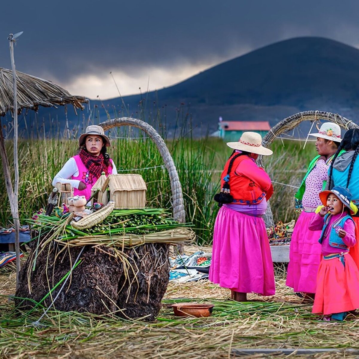 💡 Adada geleneksel yaşam sürse de Urular yeniliklere tümüyle kapalı bir halk değil. Bazı ailelerin güneş panelleri ve motorlu tekneleri var. Geçtiğimiz aylarda, adalarda yaşayan nüfusun yaşam kalitesini yükseltmek adına Peru hükümeti tarafından 800 aileye güneş paneli ulaştırılmış. Hatta en merkezi adada her gün birkaç saat müzik yayını yapan bir radyo istasyonu bile bulunuyor. Adalara hem Peru hem de Bolivya tarafından da ulaşılabiliyor. Ancak Peru’nun Puno şehri adalar bölgesine en yakın yerleşim birimi. ⠀