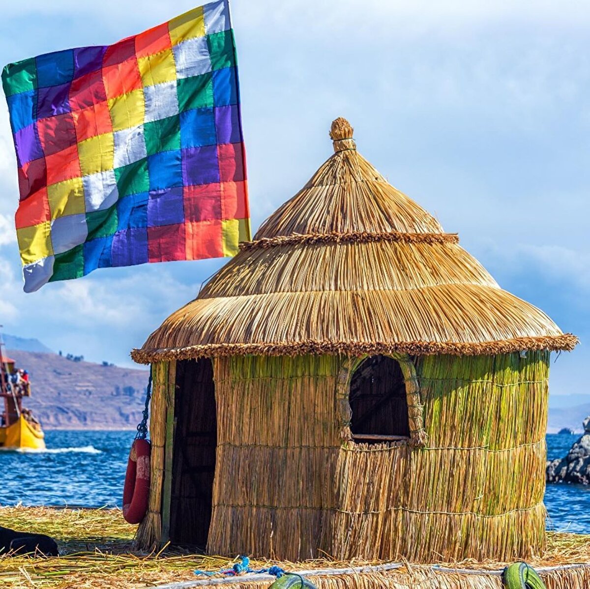 👏🏻 Urular yüzlerce yıl ihtiyaçlarını yalnızca gölden karşıladılar. Ancak son dönemde Uru halkı açtıkları küçük otel ve restoranlarla turizmi keşfetmiş durumda. Benzersiz hayat tarzlarını fırsata çeviren bu halk, her yıl Titicaca Gölü’nü ziyaret eden 750 bin turistin oluşturduğu potansiyeli kullanmak istiyor. 