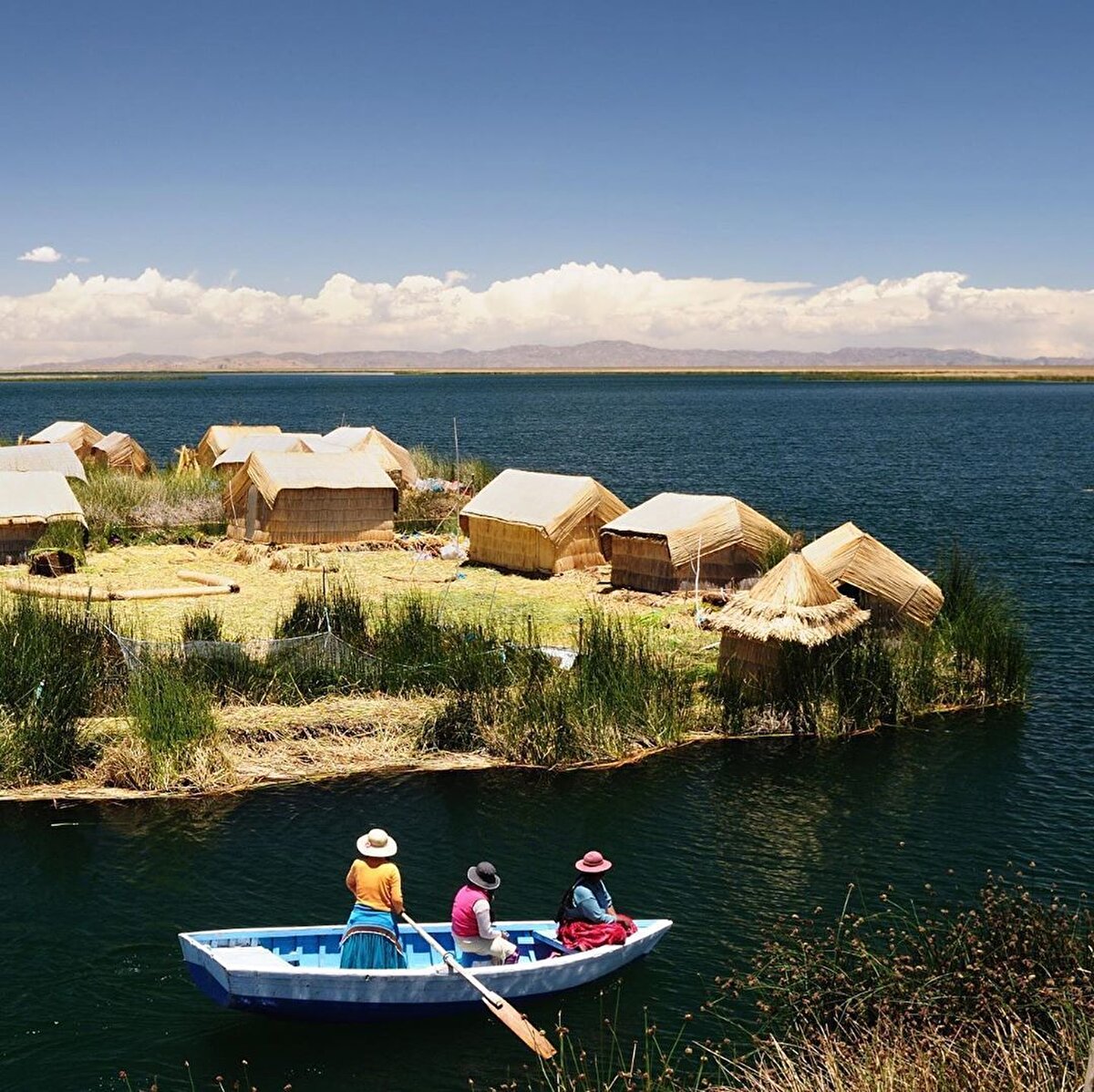 Aslında göle gelen tüm ziyaretçiler adalara uğramıyor ancak bu potansiyelin farkında olan Uruların bir kısmı kendi turistlerini çekebilmek için adaları gölün farklı bölgelerine taşıyor. Ne diyelim, helal olsun! 🤭🙌🏻⠀
