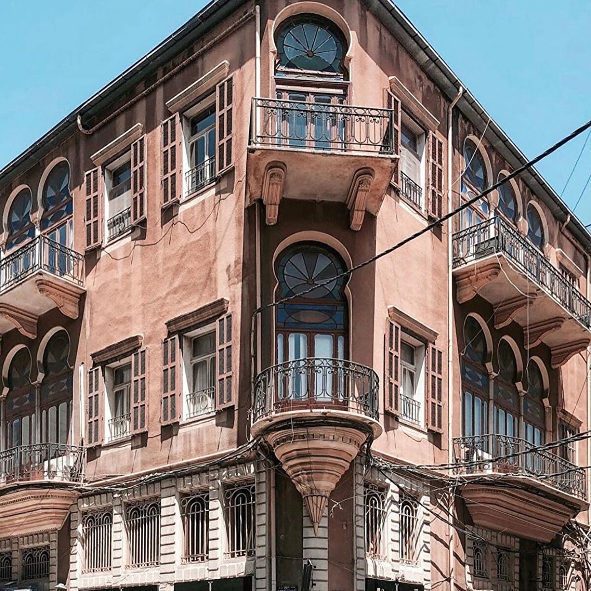 📚 Beyrut, Arap dünyasına modernizmin yayıldığı yerdir. Matba, kitap, gazete ve güncel tartışmaların ana odağı Lübnan’dır. Arap dünyasının en ünlü gazeteleri 18. yüzyılda burada baş gösterir. 