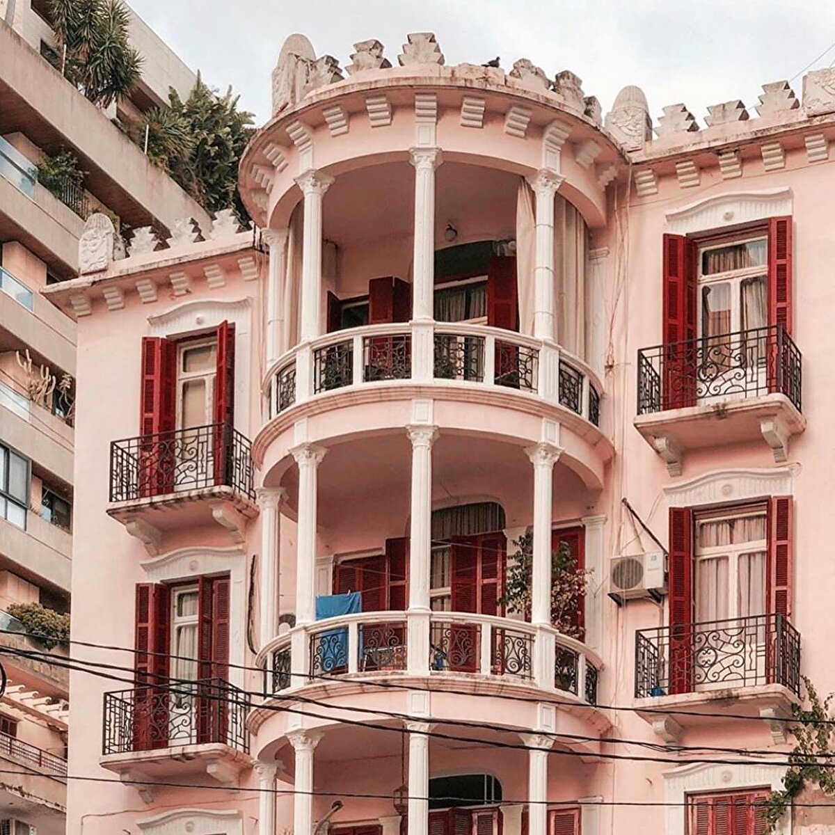 📌Lübnan’ın en eski sakinlerinden olan Fenikeliler, tüccar insanlardı. Gemilerle Akdeniz üzerinden dünya pazarına açılırlardı. Kışın geri döndüklerinde Lübnan dağlarındaki sedir ağaçları üzerinde karın verdiği güzel görünümden dolayı buraya Fenike dilinde “Beyaz karlar ülkesi” adını vermişlerdi. Yani Lübnan.