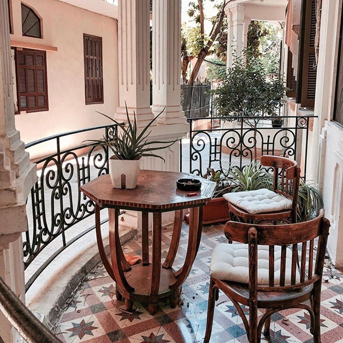 😌 Eğitimin de ana merkezidir. Küçük Ortadoğu olarak adlandırılan Lübnan, İlia Ebu Madi, Halil Cibran, Nizar Kabbani, Mahmud Derviş ve Şefik Maluf’un sevgilisi bir ülke. Sesiyle milyonları büyüleyen Feyruz’un memleketi. 