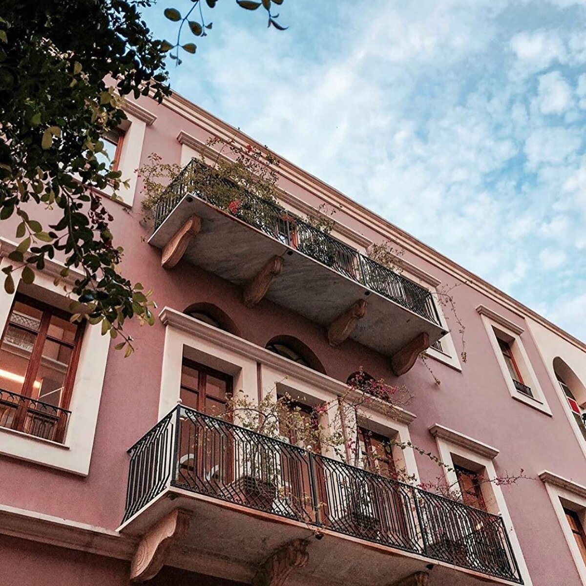 ✨Her medeniyetten izler bulursun Lübnan’ın her karışında. Adım adım arşınladığın her sokağında, Hitit’ten, Asurlar’dan, Babil’den, Roma’dan, Bizans’tan, Emevi ve Abbasiler’den, Selçuklular’dan, Haçlılar’dan, Osmanlı’dan izler yansır gözüne. 