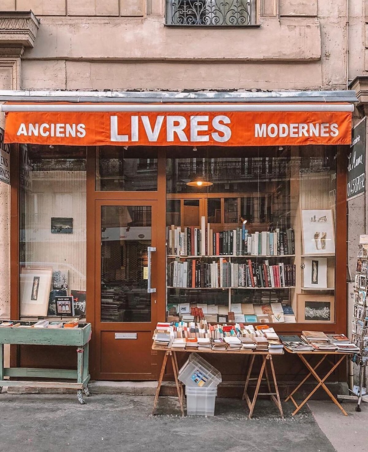 💭 Hayvan Olmak, Charles Foster: Bu değerli gezegeni herkes ve her şey gibi paylaşan insanlara, canlı olmaya dair samimi ve radikal bir bakış açısı sunan Hayvan Olmak, “Hayvan olmayı deneyimleyebilmek gerçekten mümkün müdür?” sorusunu hep yakınında tutarak diğer canlı türleriyle aramızda zaman içinde oluşmuş sınırları belirsizleştirmeye dönük bir çabanın ürünü. Hayvan olmanın doğasını keşfe çıkan tutkulu doğa bilimci Charles Foster, porsuk, susamuru, alageyik, tilki ve ebabil “olmayı” tecrübe etmeye kalkışarak, yitirdiğimiz vahşiliğimizin, inkar ettiğimiz vahşiliğimizin ve vahşileşebilmemizin nükteli hikâyesiyle zamanda unuttuğumuz tabiatımızı yeniden hatırlamamızı sağlıyor.⠀