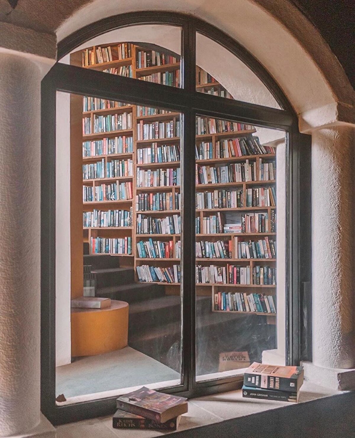 ☀Doğu Avrupa’da Yolculuk, Gabriel García Márquez: Márquez’in ölümünün ardından yayımlanan kitap, Márquez’i sadece romancı değil, gazeteci olarak da tanımak isteyenler için yazarın iç dünyasına ışık tutan bir seyahat niteliğinde. Okurlar, Márquez’in kendine has renkli anlatımıyla, Doğu Almanya’dan başlayıp Çekoslovakya, Polonya, Macaristan ve Sovyetler Birliği’ne uzanan bu yolculuk boyunca, yazarın hem yol arkadaşları ve tanıştığı kişilere dair gözlemlerini hem de dönemin toplumsal ve siyasi gelişmeleriyle ilgili yorumlarını bulacaklar, elbette hepsi yazarın kendine has renkli anlatımıyla.⠀