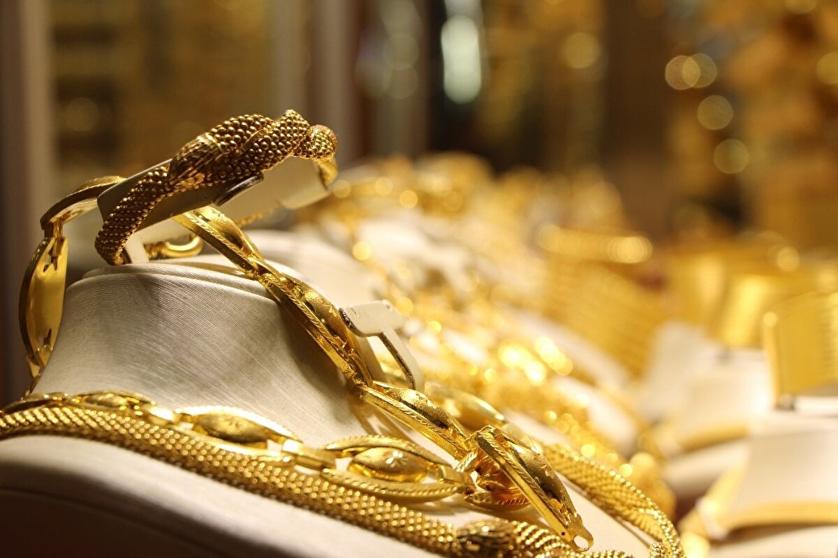 Güvenli liman alımlarıyla geçen haftanın son işlemlerinde 1,932 doların da üzerine yükselen ons altın, doların hafif güçlenmesiyle 1,930 doların altına çekildi.