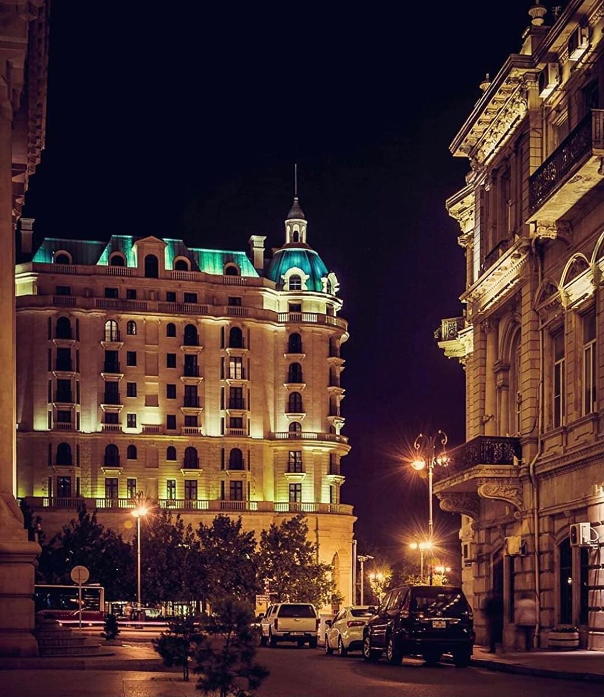 Yaklaşık 2 bin yıllık tarihe sahip müzik ekolü var: Mugam. Unesco miras listesinde yer alıyor. Fuzuli, ülkenin millî şairi kabul ediliyor. Turist kafilelerinin ilk noktası İçeri Şehir olur. “Köhne Şehir” olarak adlandırılan yer Kafkasların en eski yerleşim yerlerinden biri.