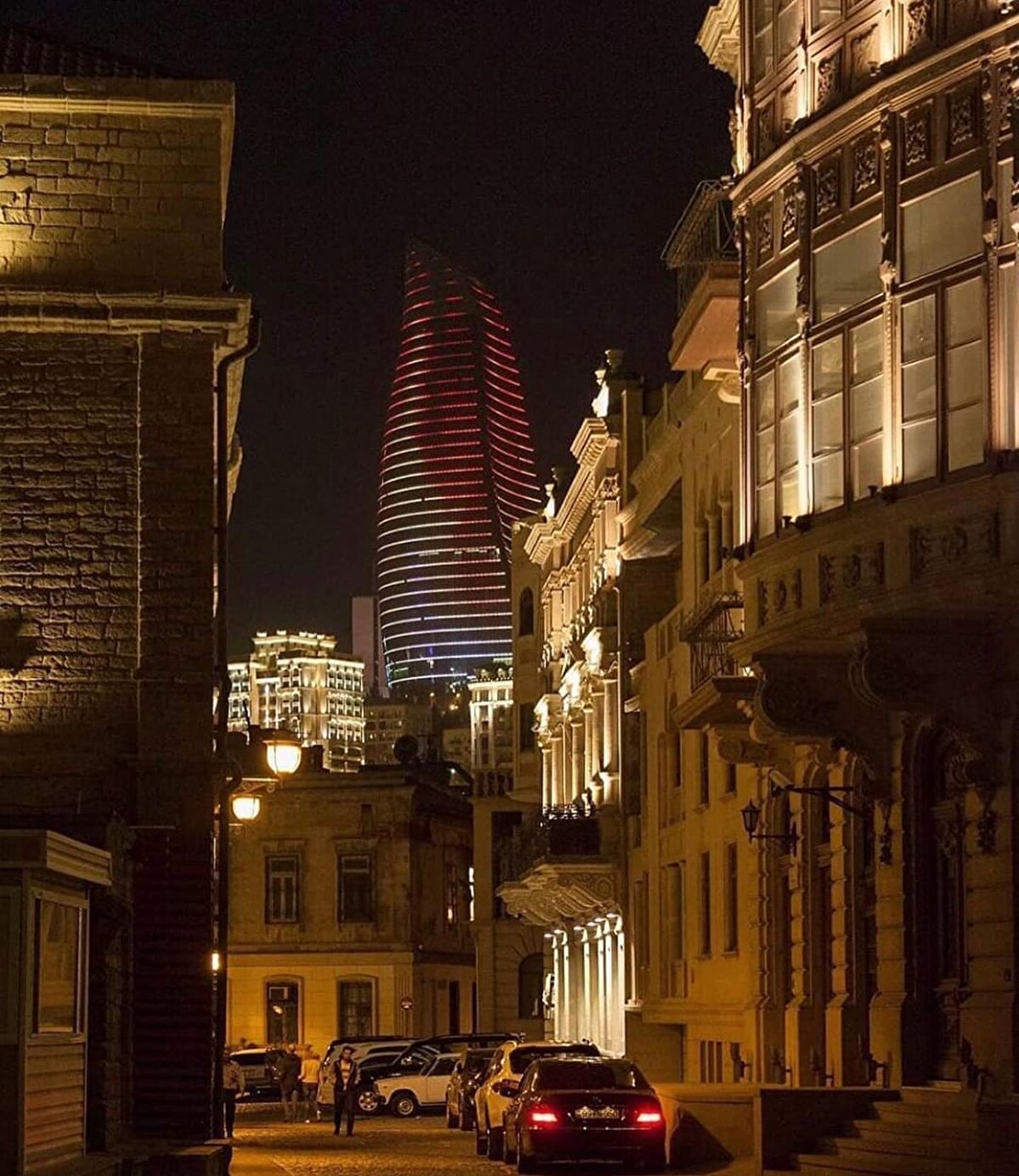 ☀️ Kent, son 10 yılda olağanüstü bir yenilenme dönemi geçirdi. Değişim ve gelişim göz kamaştırıcı. Tarihi yapıların restorasyonları geçmişten gelen bir görkem kazandırdı. Modern binaların yükselmesiyle Bakü, her ziyaretçisine mutlaka şu cümleyi söyletir: Bu kadar güzel olduğunu tahmin bile edemezdik. ⠀