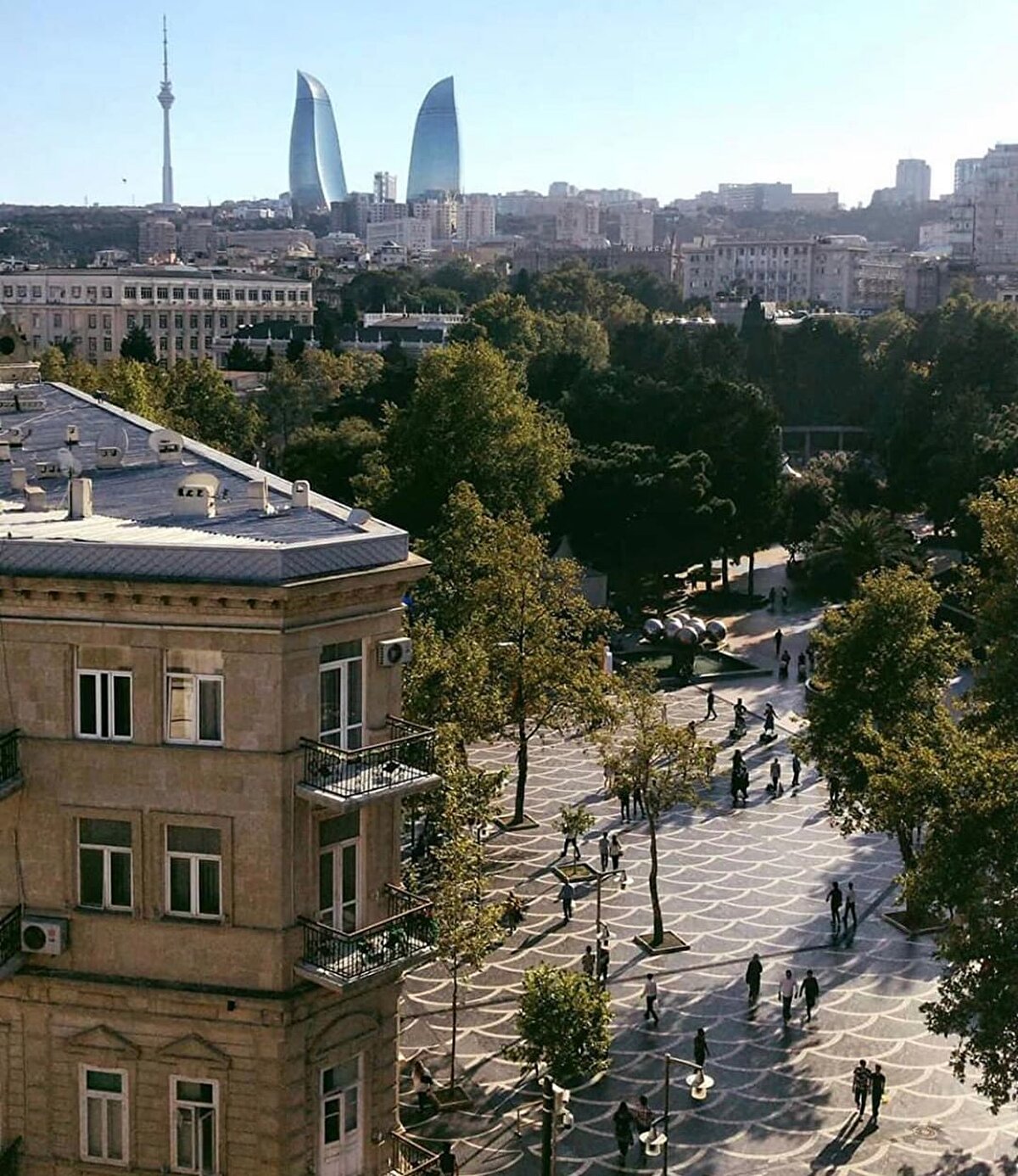 Şehrin simgesi Kız Kalesi burada. Şirvanşahlar Sarayı da gezmeye değer. Şehitlik Meydanı, Azerbaycanlı ve Türk şehitlerinin anıtlarının bulunduğu yer. Günümüzde yurtdışından gelen resmi heyetlerin protokol ziyaret yerlerinden biri. ⠀