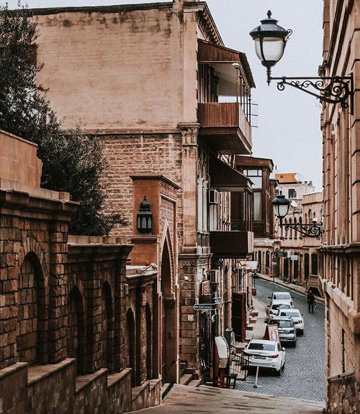 💭 Şehre geldiğinizde bir zaman tüneli sizi karşılar. Hocalı'daki, Karabağ'daki acıları çığlıkları duyacak gibi olursunuz. Rüzgârın anayurt edindiği gökyüzünü, bulutlar kapladığında geçmişten gelen bir matemi hissedersiniz. Yağmur zamanı, sanki acılardan bir gözyaşı düşer. “Bulutlardan dökülen yağmur damlasıdır Bakü” sözleri belki de tesadüf değildir.