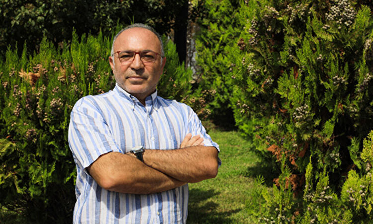 Tüketiciler Birliği Antalya Şube Başkanı Neşet Gündüz, birçok üründe tüketiciyi aldatmaya yönelik ilan ve reklamların internette paylaşıldığını söyledi. Gündüz, "Bu durumdan dolayı biz de çok büyük sıkıntıdayız. Bilimsel bir karşılığı olmadan 'kansere çok iyi geliyor' diyorlar. Sütün 10 lira olan litresi bir anda 100 liraya çıkıyor.
Tüketici de bir fayda saylayacağı algısına kapılarak bu rakamı veriyor. Ancak bu ürünler vadedildiği gibi kullanıldığında bir işe yaramazsa bu firmalarla ilgili hak arayışına da girebilir. Siz bu parayı verdiyseniz ve karşılığını alamadıysanız tüketiciyi yanıltmaya yönelik bir harekettir" diye konuştu.
Hastalıklara iyi geldiği söylenerek satılan ürünlerin çoğunun bilimsel olarak kanıtı olmadığını belirten Gündüz, şunları söyledi: "Tıp zaten ilerlemiştir ve bu tür hastalıklara bilimsel olarak müdahale edilmektedir. Tüketicilerimiz, doktorlarına ve sağlık kuruluşlarına danışmadan bu tür ürünlere yönelmesin. Örneğin bazı ürünler için Türkiye ve dünyadaki sağlık kuruluşlarından 'sağlığa yararlı' olduğu konusunda belgeler alınmıştır ve fiyatları yüksektir. Bu ürünlerin tıbbi olarak kullanılabileceği belirtilmiştir. Ancak bu ürünlerde böyle bir durum söz konusu değil."
