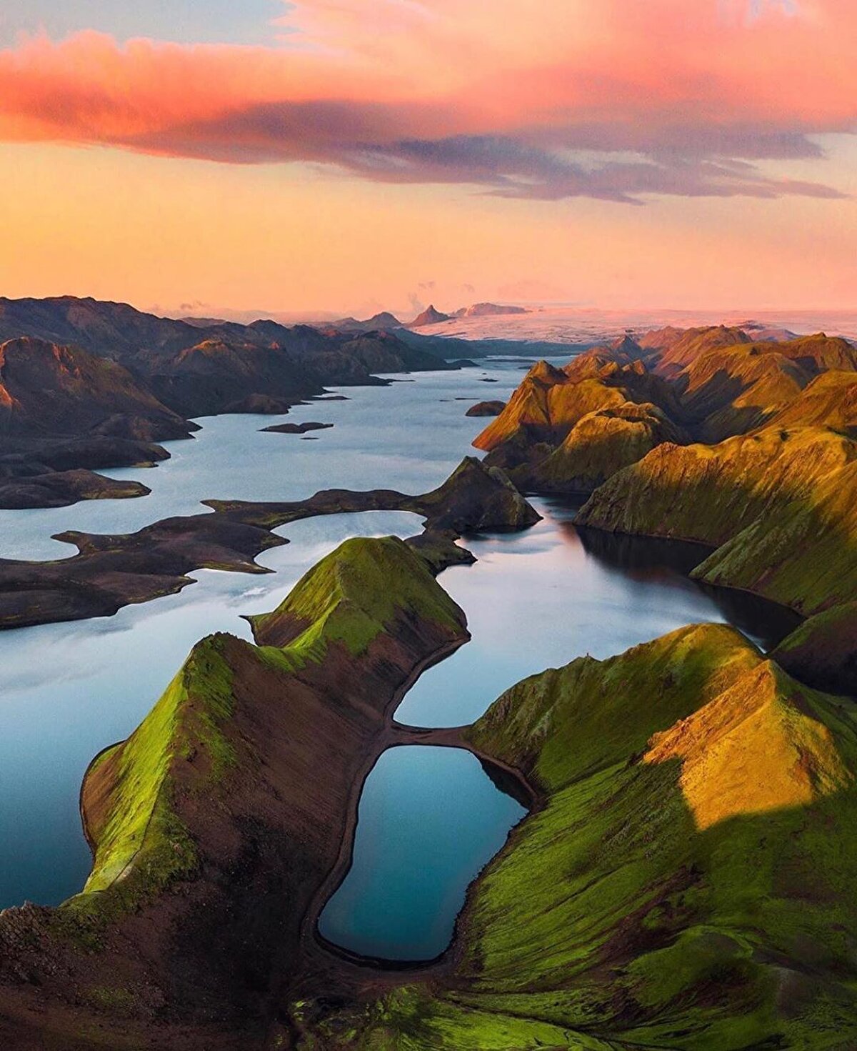 📍Ateşin ve buzun ülkesi olarak anılan İzlanda, Avrupa’nın en kuzey noktası. Ülkenin büyük bir kısmını buzullar oluştururken, tektonik olarak çok hareketli bir yapısı olması nedeniyle de ülkenin zemini kaynıyor. 