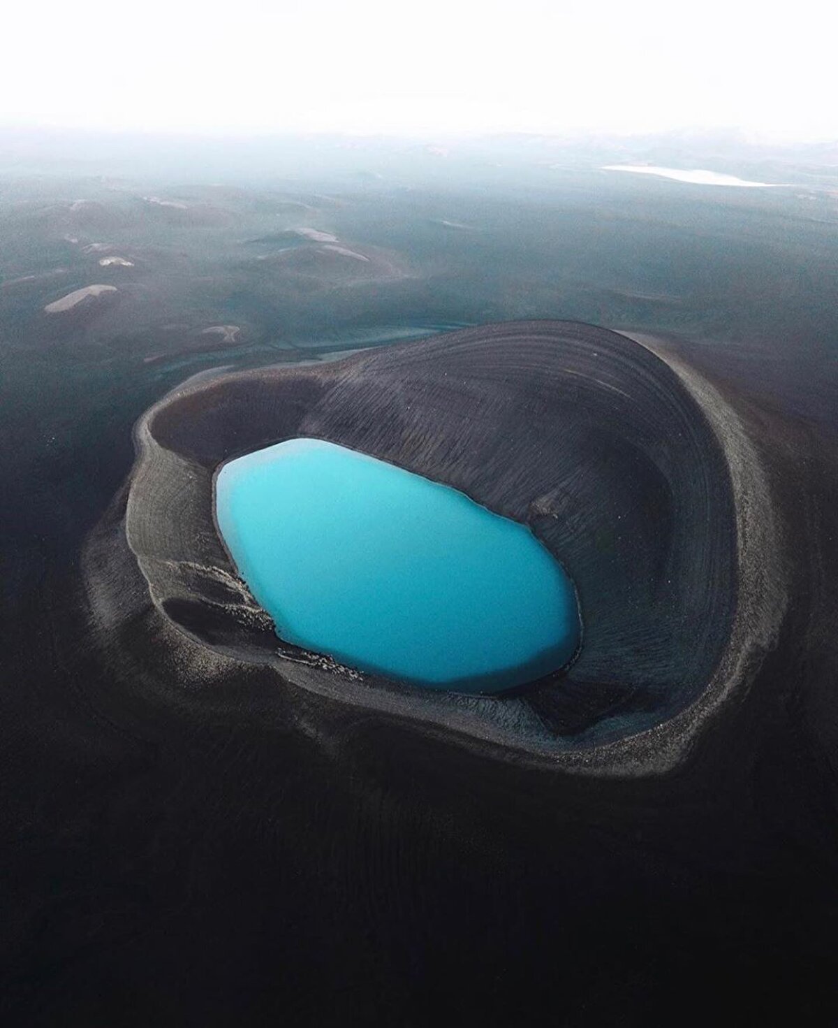 Gayserler, kaplıcalar bu sıcak zeminin sonuçları. İzlanda coğrafi olarak da çok özel bir noktada, Avrupa kıta ana karası ile Amerika kıta ana karasını ayıran yarık İzlanda’dan geçiyor ve bu yarık her yıl ayrılmaya, bu iki koca kıta birbirinden uzaklaşmaya devam ediyor. ⠀