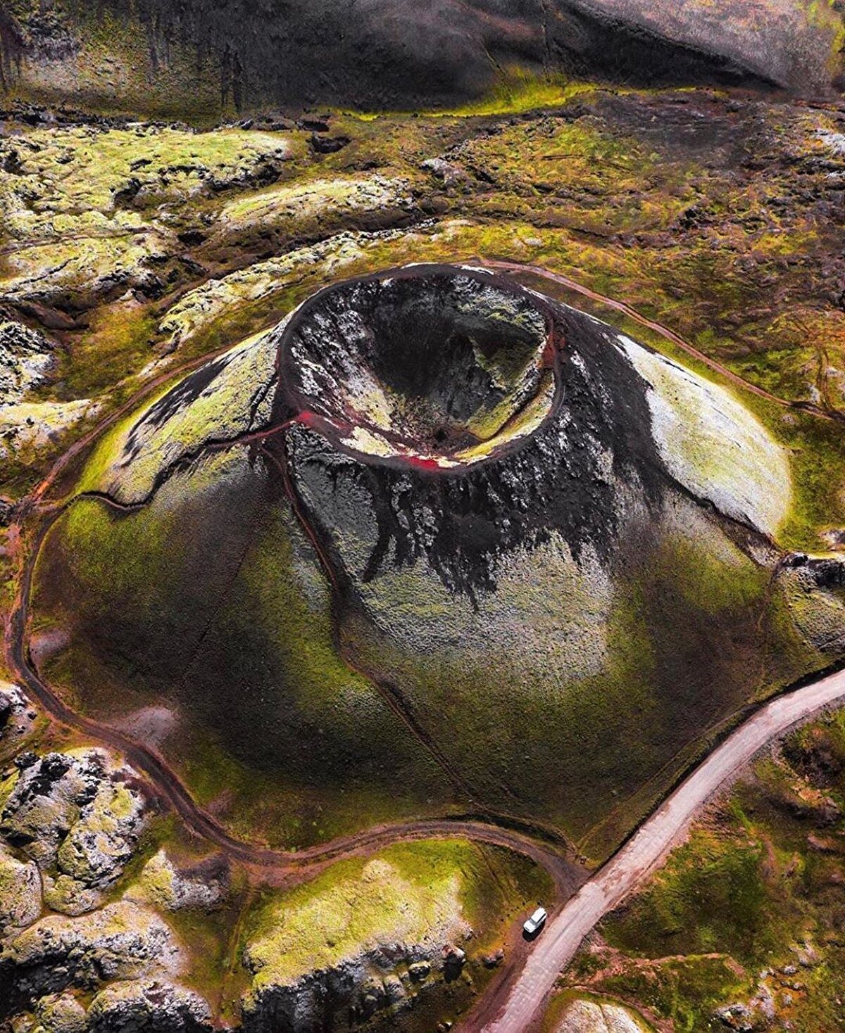 🌿 Doğayı sevenler için tam bir cennet olan İzlanda, tarih ve kültür arayanları bir miktar hayal kırıklığına uğratabilir. Binlerce şelale, siyah renkli kumsalları, devasa buzulları ve tam tersine içinizi ısıtan kaplıca ve gayserleri ile bildiğimiz dünyadan çok farklı bir yer burası.⠀