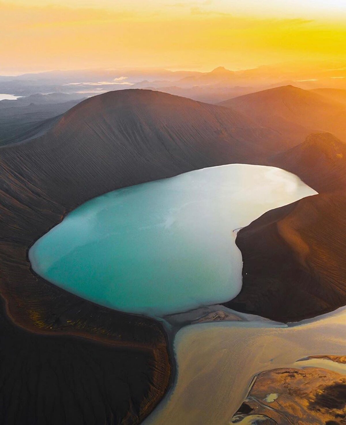 📌 İzlanda ulaşılmasının zor olması ve doğal kaynaklarının kısıtlı olması nedeniyle oldukça pahalı bir ülke. Sadece seyahat edenler için değil, orada yaşayanlar için de. İzlanda’ya seyahat planı yaparken yanınızda yiyecek götürmeyi düşünebilirsiniz. Böylece masraflarınızı bir miktar azaltabilirsiniz.
