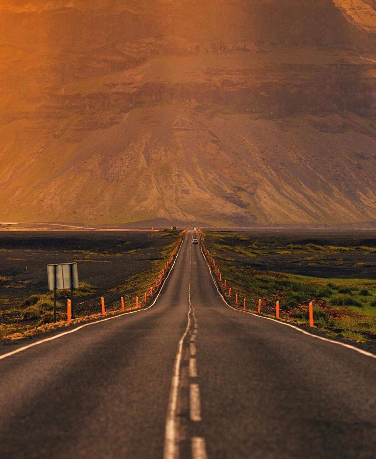 ☄ İzlanda’ya gitmek için en iyi zaman dilimi ise, ne görmek istediğinize göre değişiyor. Eğer kuzey ışıklarını görmek istiyorsanız Eylül-Mart ayları arası; balinaların göçünü ve Puffin kuşlarını görmek istiyorsanız, Mayıs-Ağustos arasında İzlanda’ya gidebilirsiniz. Mayıs-Ağustos İzlanda’nın turistik açıdan en yüksek yani kalabalık olduğu dönem bu nedenle gittiğiniz yerlerde bolca turist görmeye kendinizi alıştırmanızda fayda var. ⠀