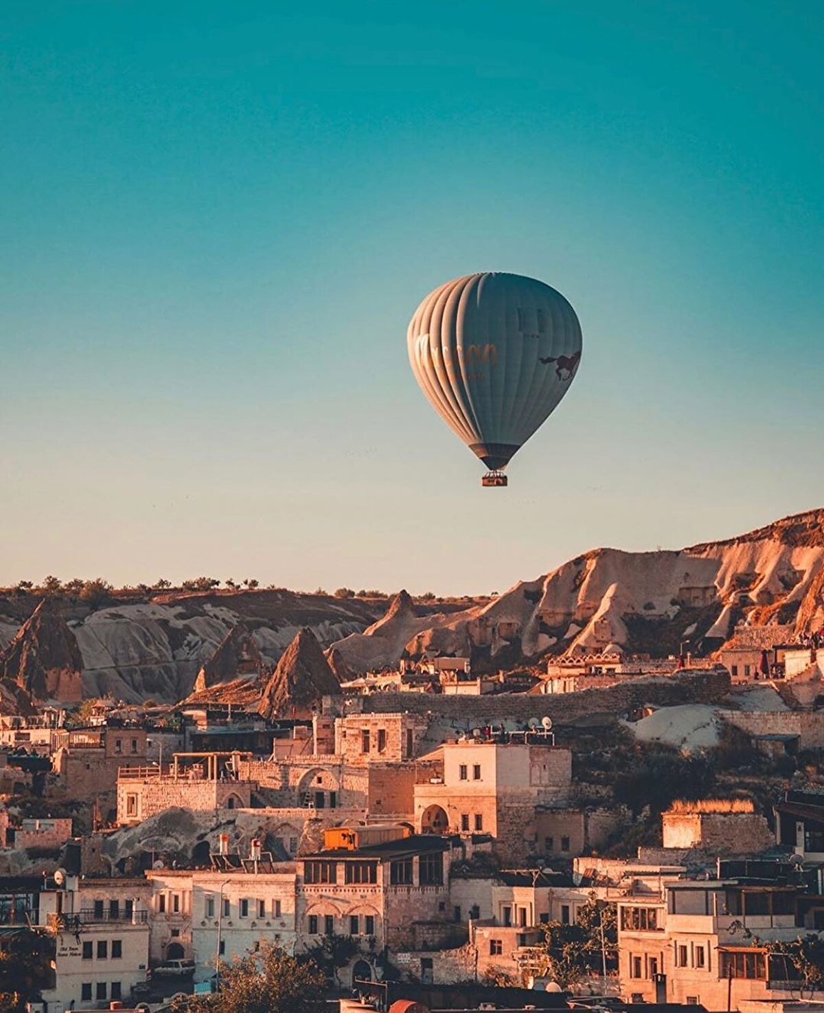 🤩 Nevşehir, Avanos, Ürgüp üçgeni içinde Göreme, Çavuşin, Uçhisar ve Ortahisar bölgesindeki vadilerde keşif; Panorama Tepesinden seyir; Kaymaklı ve Derinkuyu yeraltı şehirlerinde dehlizlerden geçilen bir yolculuk; Kapadokya için daha çok zaman ayırmayı gerektiriyor.