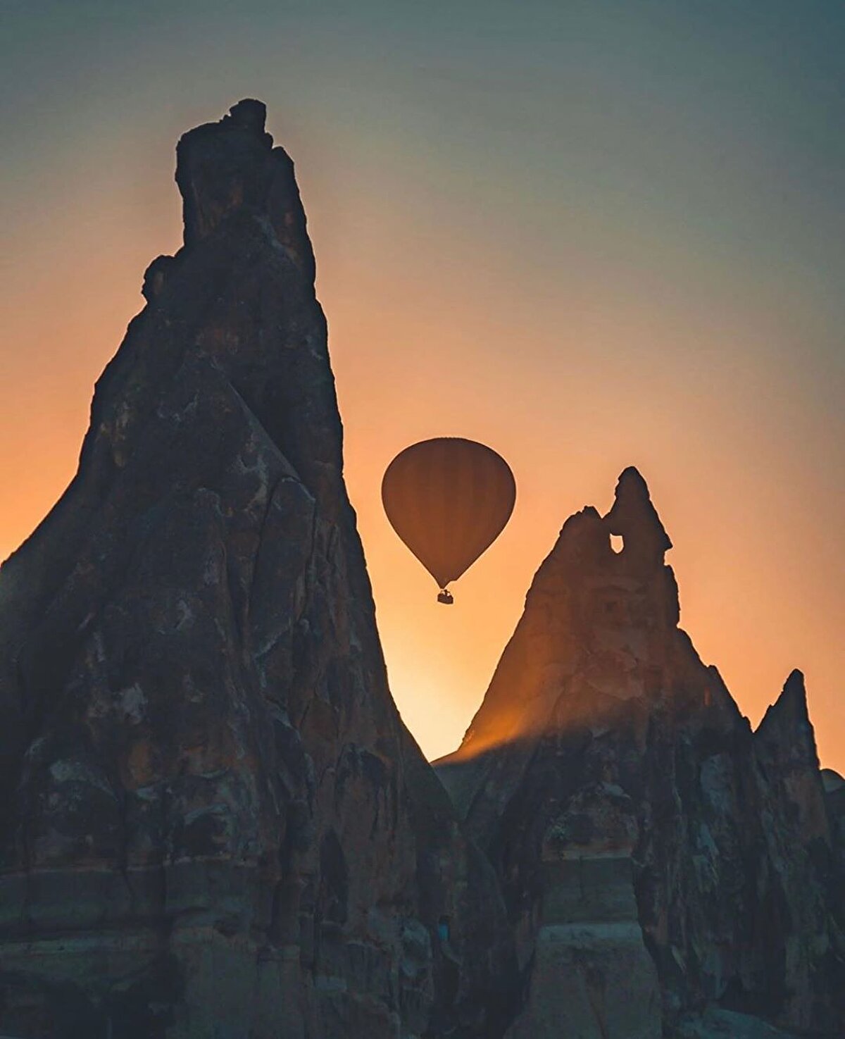 ☀ Kapadokya denilince akla gelen ilk yer olan Ürgüp, kendine has volkanik ve jeolojik bir yapıya sahip. Yüz yıllar önce yağmur ve rüzgâr aşındırmasıyla meydana gelen yapı, peri bacaları olarak da bilinen ilginç doğa görünümüne sahip.⠀