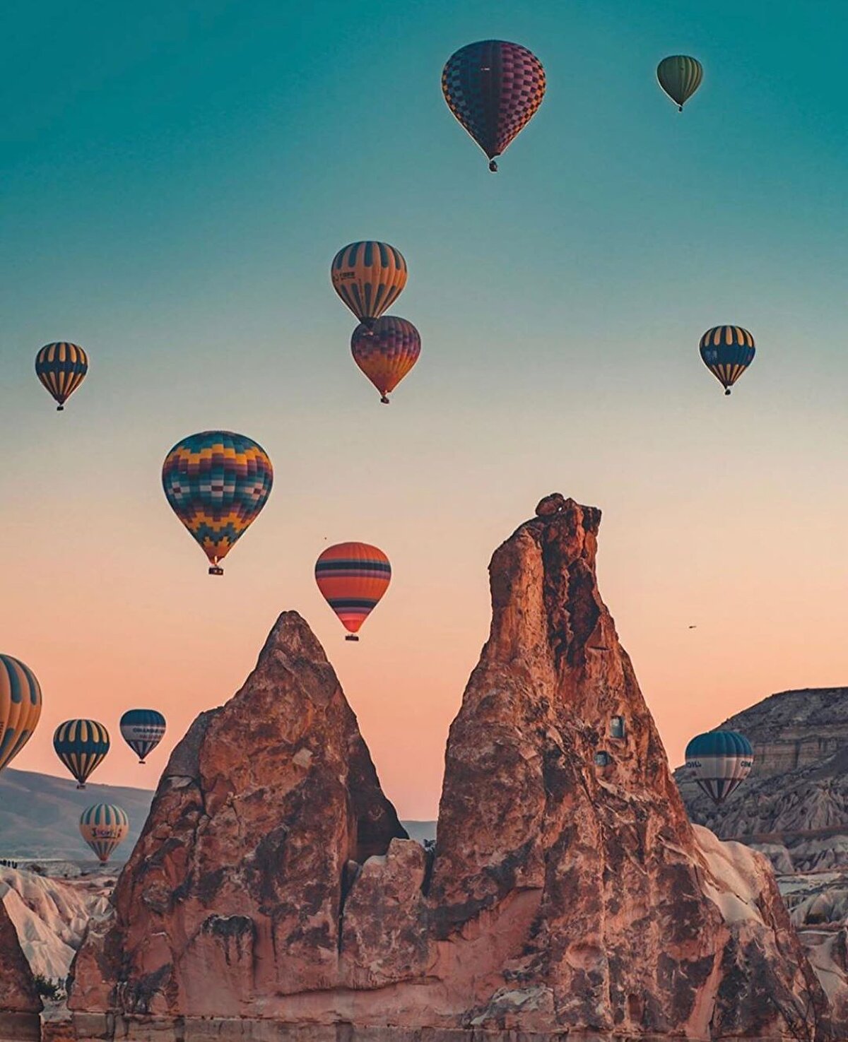 📌 Kapadokya, ilginç doğal yapısıyla birlikte yaklaşık 200 tane de yeraltı şehrine ev sahipliği yapıyor. Bu 200 şehrin en ilginç özelliği ise hepsinin birbiriyle bağlantılı olması.