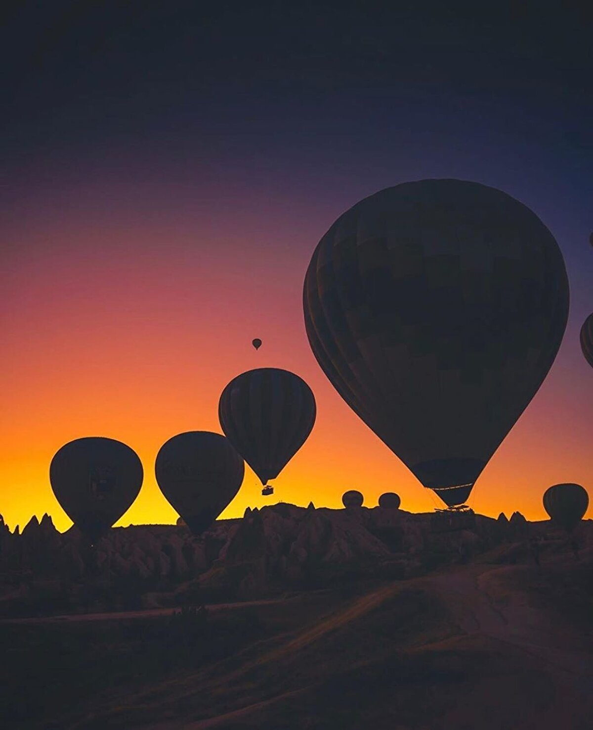 Kapadokya’ya gidip de balona binmeden dönenlerle ilgili çeşitli kinayeler yapılsa da durumun karmaşıklığı bazen tamamen içinden çıkılmaz bir hal alabilir. Öyle ki balon fiyatları o kadar değişken bir halde ki, insanların çoğu fiyatlardan dolayı ilk düşünmeleri gereken güvenliği ikinci plana atabiliyor. ⠀