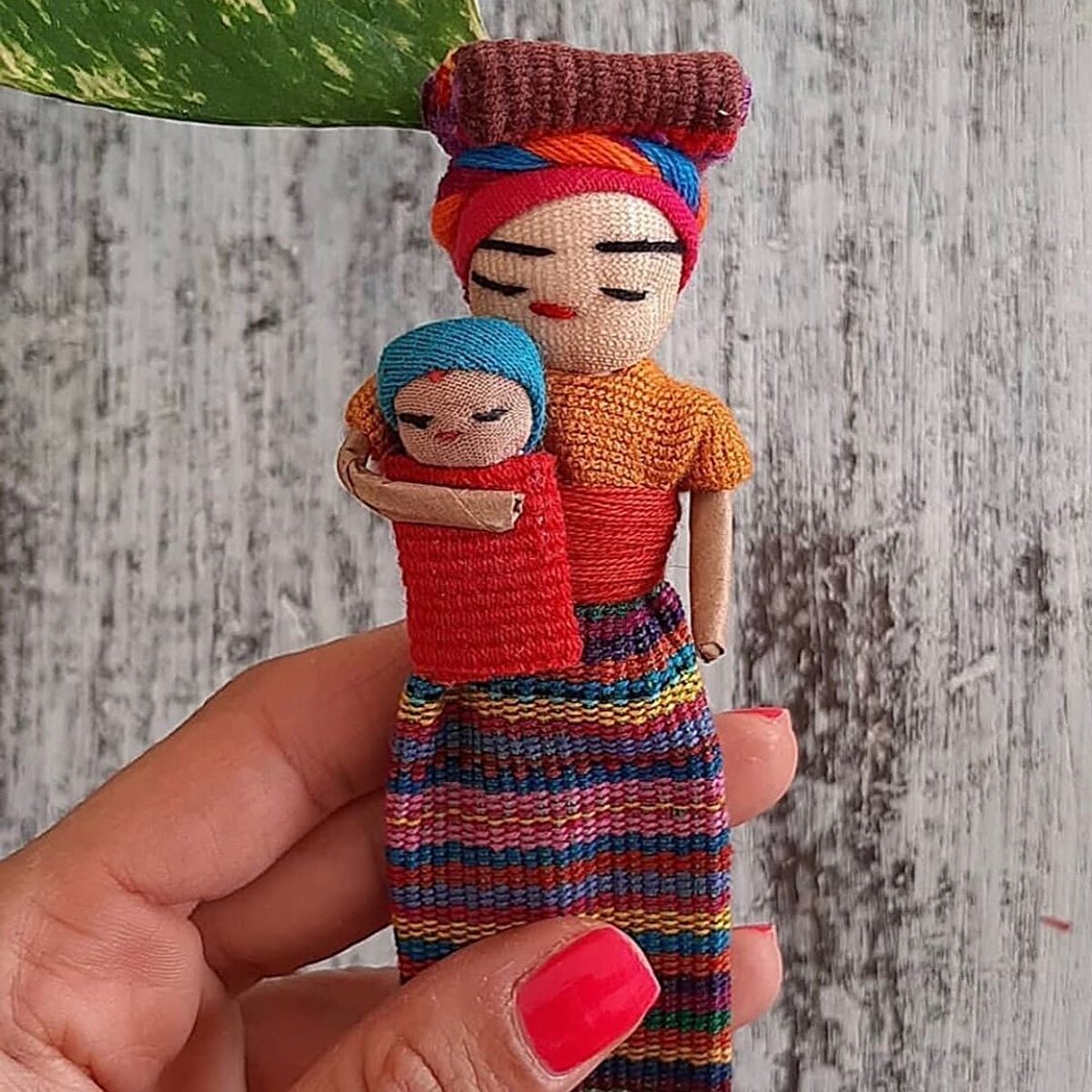 💭 Özellikle gece korktuklarında ya da kâbus gördüklerinde çocuklara dertkovan bebekler verilir. Onlar da yastıklarının altına yerleştirir ve böylece sabah kalktıklarında endişelerinden uzaklaşmış olurlar. Dertler, tasalar ve korkular bebeklerde kalır. Hatta onların da kişiden aldıkları dertlerden acı çekmelerini önlemek için yastık altına konmadan önce bebekleri okşamak, öpmek ve sevgi göstermek gerekir. ⠀