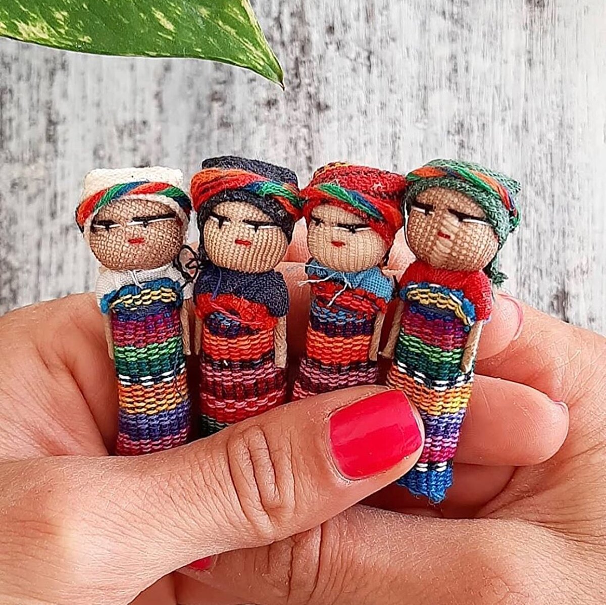 📌Aslında dertkovan bebekler gündelik dertlerden kolayca kurtulmayı sağlayacak bir düş kapanı ya da muska işlevi görür. Bu güzel gelenek kişinin endişelerinden kurtulup sağlıklı bir uykuya dalabilmesi için psikolojik bir alışkanlığı teşvik eder. Hayali olsa da dertleri tasaları bir bebeğe tek tek aktarmak, bu dertlere bağlı endişe duygusunu yönetebilmek için bire bir.