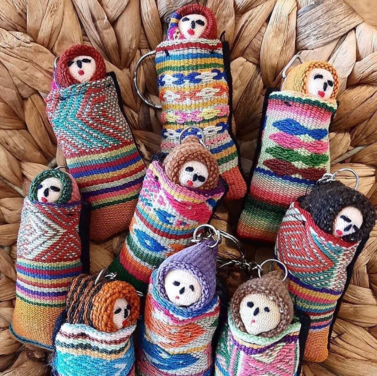 Dertkovan bebeklerin, insanda kaygı yönetimi kabiliyeti ve uyku kalitesini artırdığı belirtiliyor. Bu bebekler, kadim Maya kültüründen gelip Guatemala halkının gündelik hayatında hâlâ görünürlüğünü sürdüren bir unsur.⠀