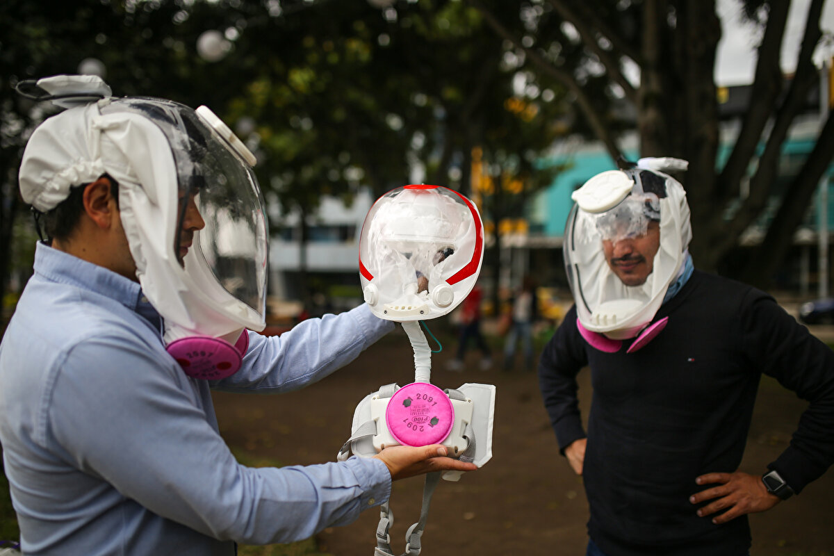 Astronotların kullandığı kasklara benzeyen ürün 650 gram ağırlığında.