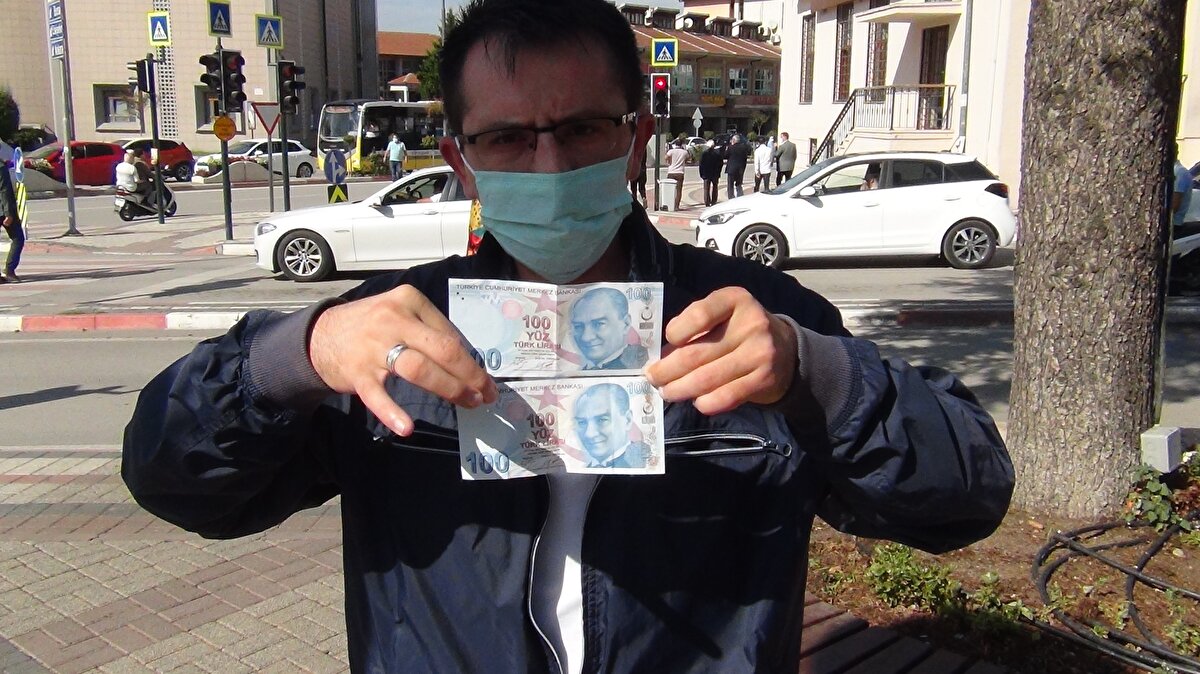 Biraz daha dikkatli baktığımda parada baskı hatası olduğunu fark ettim. Aklıma hemen paranın sahte olabileceği geldi. Derhal parayı bankaya götürüp sahte olup olmadığını sordum, paranın sahte olmadığı ortaya çıktı. Diğer basım hatası olan paralardan çok farklı, genelde diğer basım hatalarında paradan bir sıfır eksik ve şerit kapalı olur. 