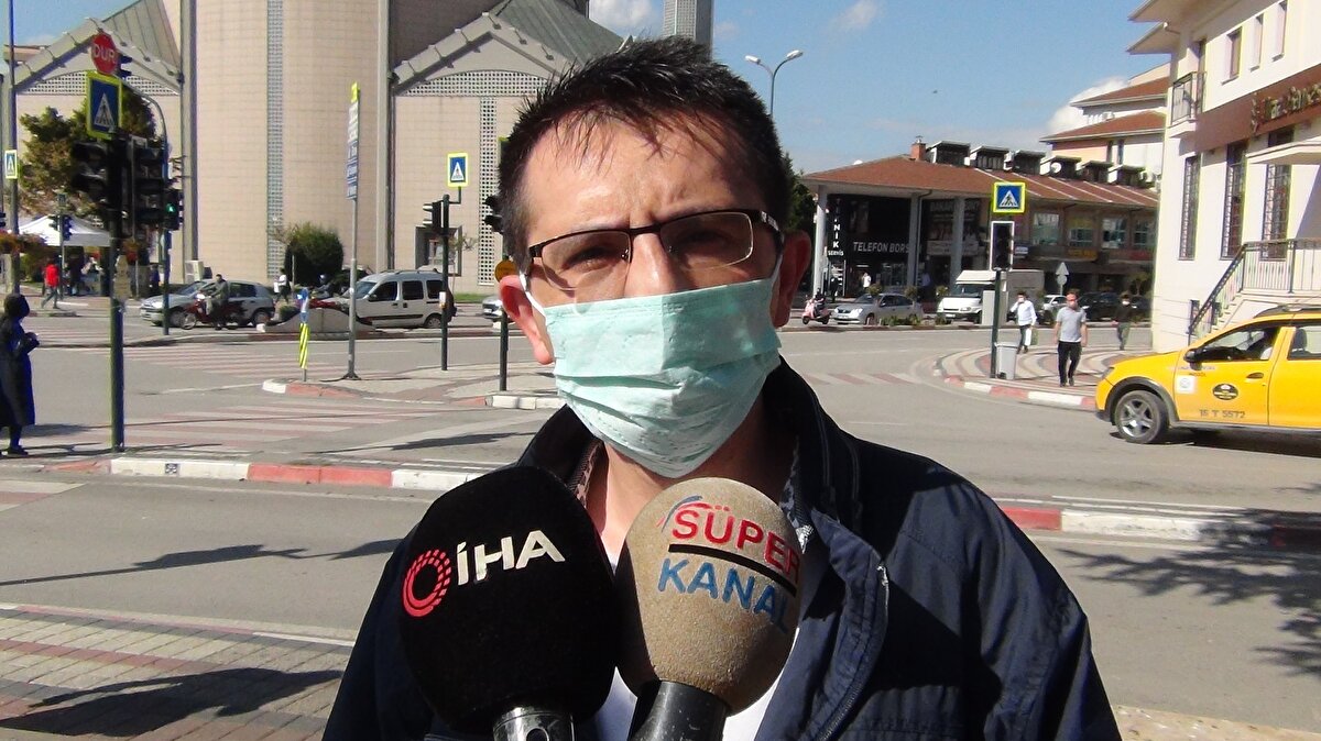 Ama bu parada tam tersine alt tarafta 50 TL’nin baskısı ve bir sıfırın fazla olduğu görülüyor. Bu beni çok şaşırttı. Bu paranın ileride tarihî bir değeri olacağını düşünüyorum. Koleksiyoncuların ilgi duyacağını düşünüyorum, torunlarıma miras da kalabilir. Diğer paralarda sıfır eksik oluyor, ama bunda bir sıfır fazla, hem de 50 TL’nin baskısı var. Şaşırmamak elde değil