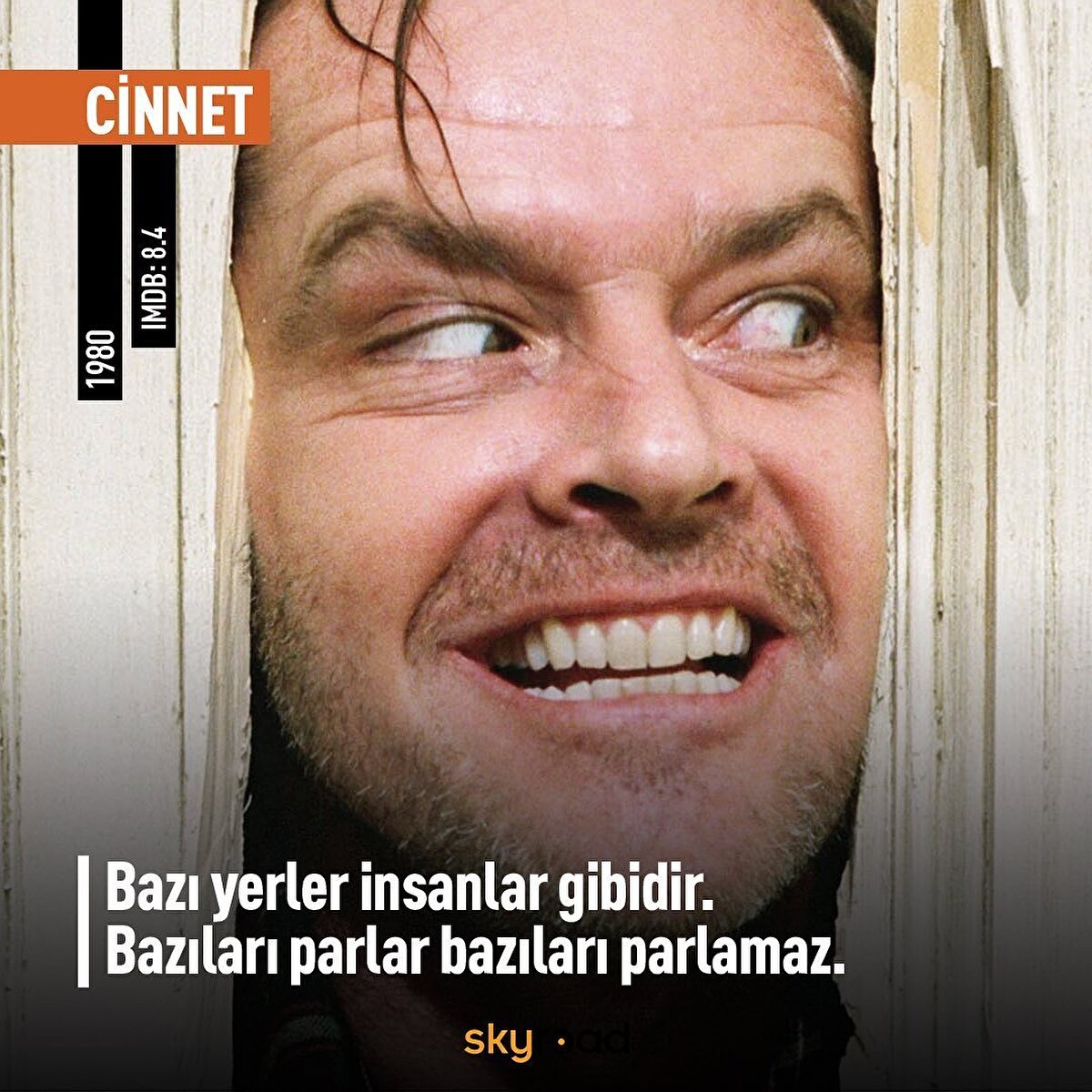 👀 Cinnet: Film, yazar Jack Torrance’ın, kış sezonunda kapalı olan Overlook Oteli’nin bakımını üstlenerek, ailesiyle birlikte otele taşınması sonrasında gelişen metafiziksel olayları konu ediyor. Aile bir kar fırtınası sebebiyle otelde mahsur kaldığında, Jack doğaüstü varlıklar tarafından ele geçirilir ve yavaş yavaş aklını kaybetmeye başlar. ⠀