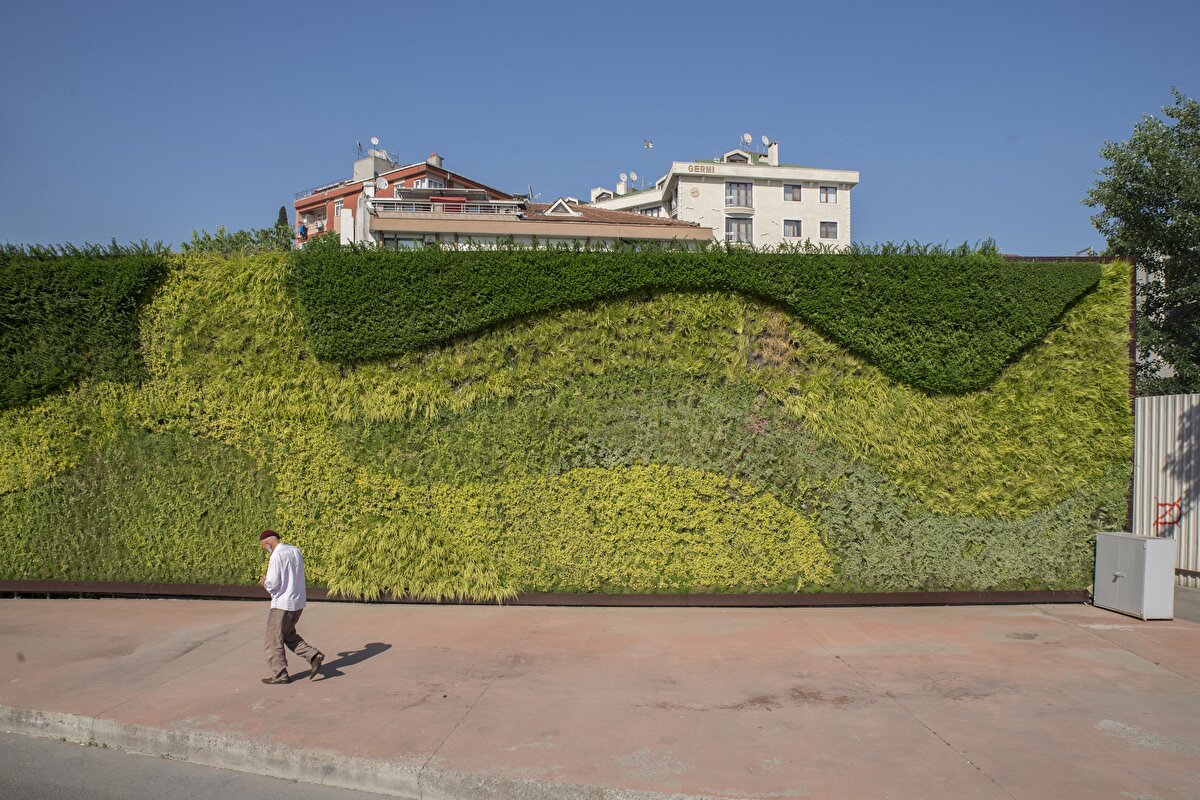Öte yandan, İstanbul'da 60 Milyon m2 yeşil alan var. Bu alanların bakımı da, sulanması da, ilaçlanması da duvar bahçelerle aynı şekilde yapılıyor.  Duvar bahçelerin toplam büyüklüğü 55BİN m2. Tüm yeşil alanların sadece onbinde dokuzu.Diğer bir ifadeyle %0,0916 veya 0,000916