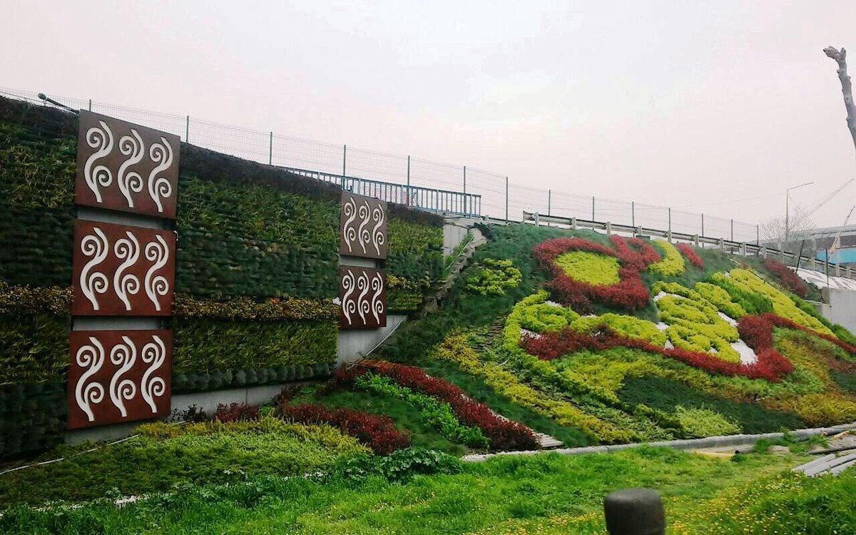 Halihazırda İstanbul'da yeşil alanların bakımı için ilaçlama yapılıyor.  Üstelik insanların (çocuklarıyla) dinlenme, vakit geçirme, spor yapma vb için geldikleri park ve bahçelerde.  Hal böyleyken bahçe duvarlarda kullanılan ilaçlamaların zararından bahsetmek ne kadar doğru?