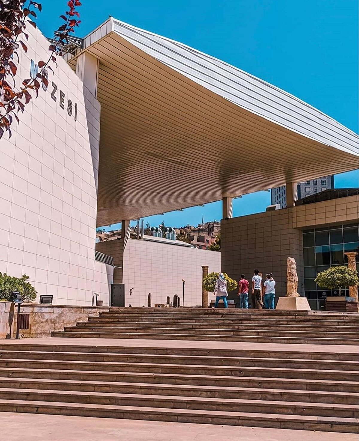 📍Türkiye'nin en büyük sekizinci şehri Gaziantep, turistik yerleri, el sanatları ve harika lezzetleriyle bizim için çok özel. Evliya Çelebi'nin güzel dizelerine mazhar olmuş ve "Sehr-i Ayıntab-ı Cihan" diye nitelendirilen kent, aynı zamanda UNESCO tarafından 2015 yılında "Gastronomi Şehri" ilan edilmiş.⠀