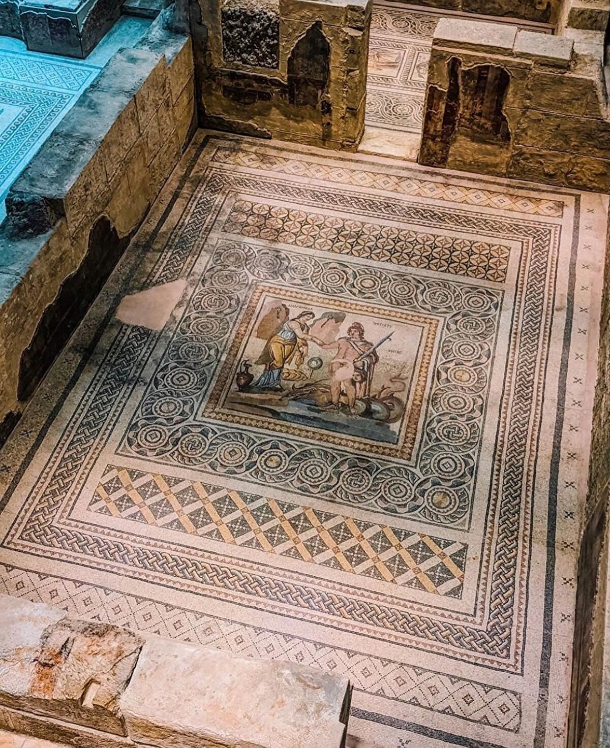 Gaziantep denilince akla gelen ve kentin simgesi haline gelen Gaziantep Kalesi ise Roma döneminde gözetleme kulesi olarak yapılmış. Kaleden şehre bakmak, belki de bir uygarlığı anlamak adına atılmış bir ilk adım.⠀