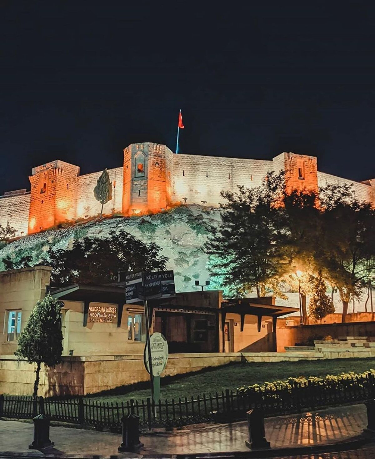 Yediğimiz baklavalaların, gezdiğimiz sokakların hasretiyle yanarken fotoğraflara uzun uzun bakmak ne iyi geldi. 
