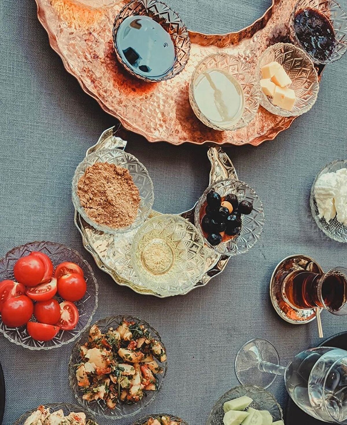 😌 Şehrin alışveriş kalbi Bakırcılar Çarsısı, Hanlar Bölgesi’nde yer alıyor. Çarşıda, birçok bakırcı atölyesi, bin bir çeşit el sanatları ürünleri, mis kokulu baharatçılar, yöreye özgü kahveler… Ve daha birçok yöresel ürün bulunuyor.⠀